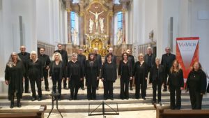 Bild des Chors Via Vici in der Jakobuskirche Lauda vor dem Altar im Querformat